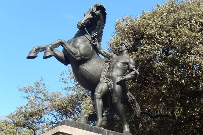 estatua el hombre con el caballo